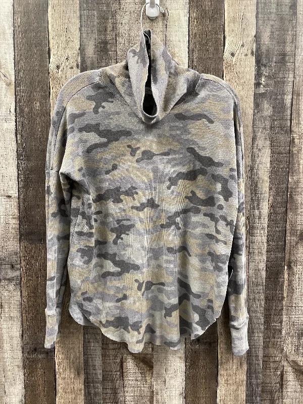 Comfortable Outfits Top Long Sleeve By Michael Stars In Camouflage Print, Size: Xs
