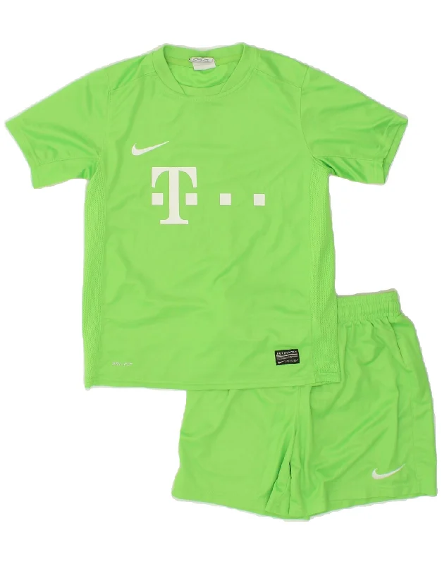 Elegant Fit NIKE Boys Dri Fit Graphic 2 Piece Set 10-11 Years Medium Green Polyester