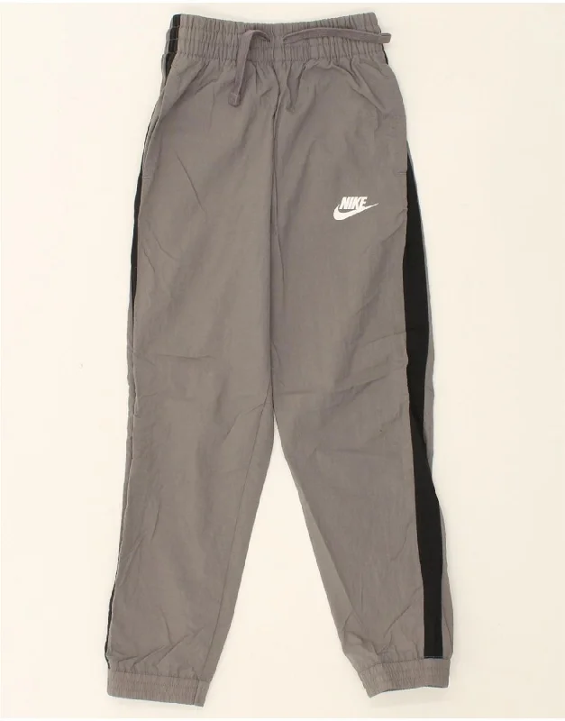 Exquisite Craftsmanship NIKE Boys Graphic Tracksuit Trousers Joggers 8-9 Years Small Grey Exquisite Craftsmanship NIKE Boys Graphic Tracksuit Trousers Joggers 8-9 Years Small Grey